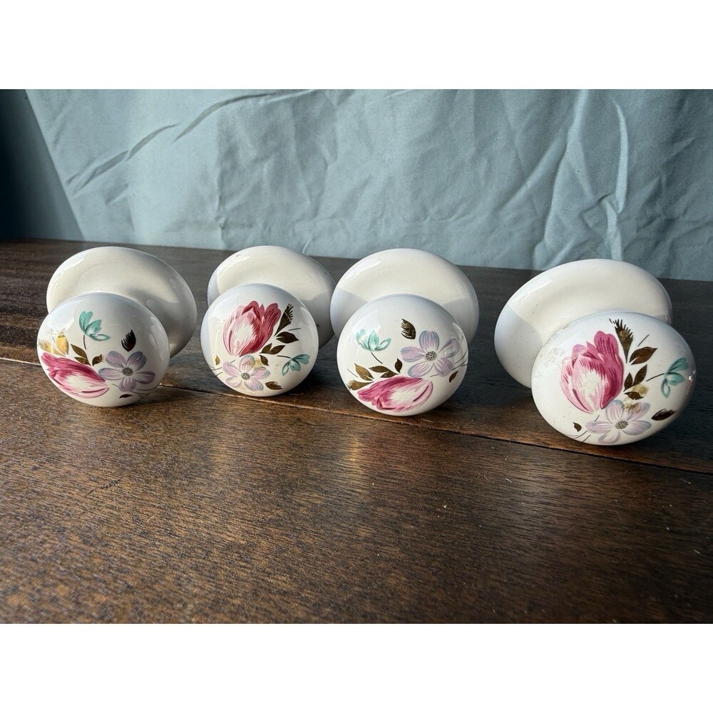Hickory Hardware English Cozy White Round Flowers 1 3/8" Cabinet Knobs